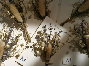 Crafting the Perfect Wedding Invitation: Wording Tips and Guest Gift Ideas