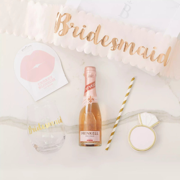 Bride-to-be-gifts, bridesmaid gift boxes and wedding gifts! Find the perfect wedding gift basket to celebrate! 