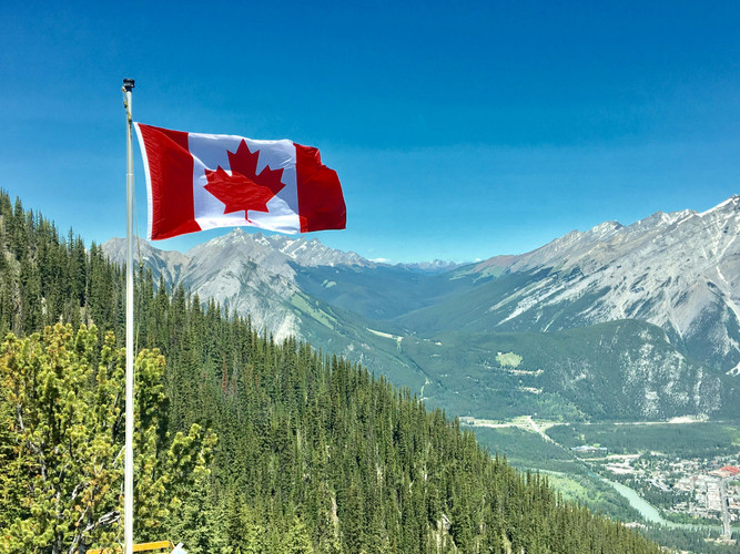 Your Guide to Giving Canadian Gift Baskets That Feel Authentic and Thoughtful