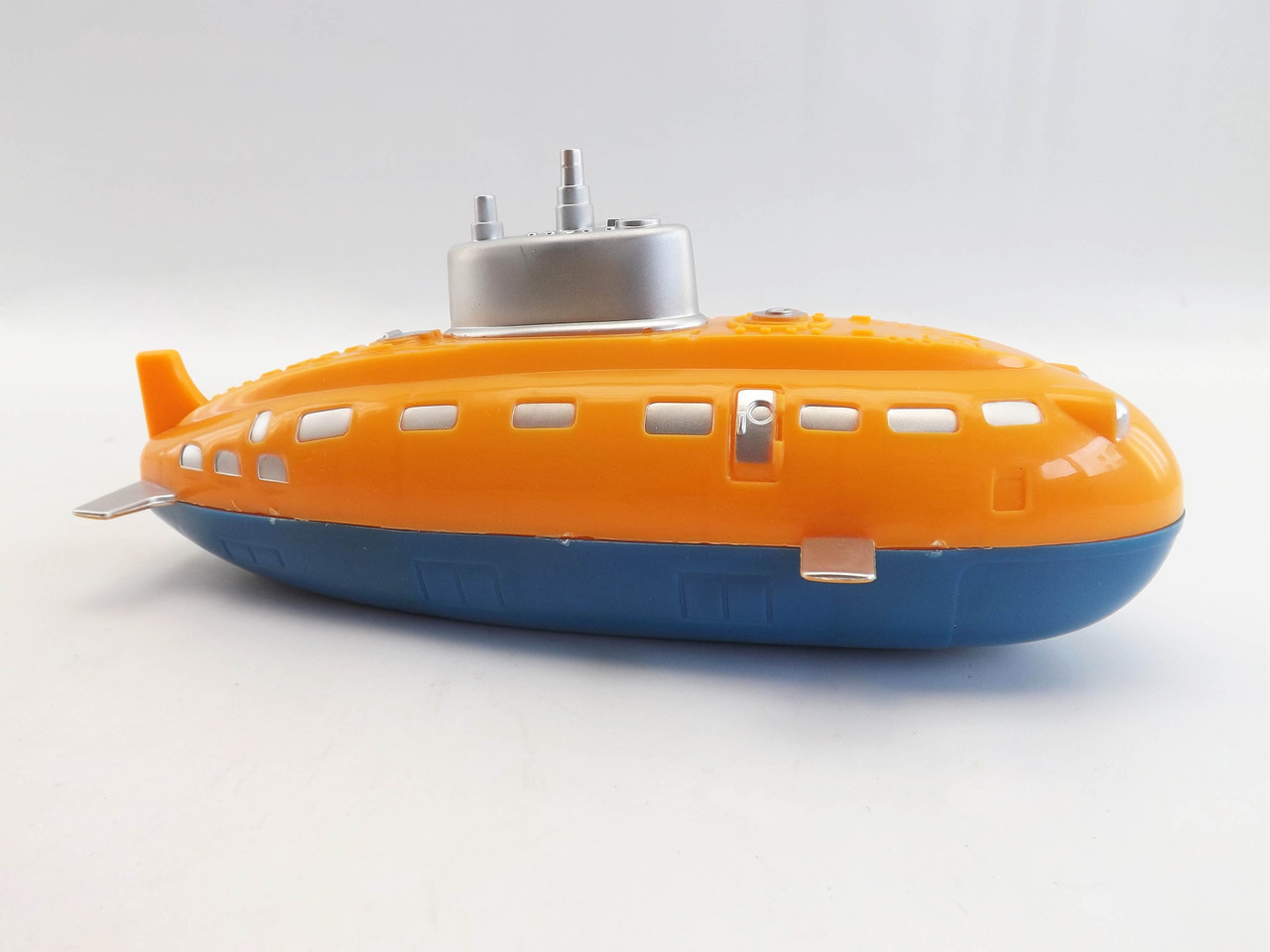 submerging toy submarine