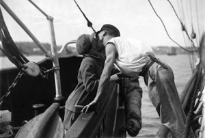 Man and Woman Kissing - 00035634 Image