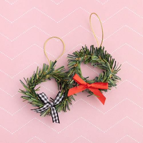3 Pack - Mittens & Mistletoe Wreaths 4/Pkg- - CPMM3751
