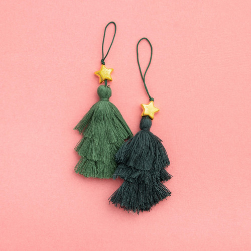 Mittens & Mistletoe Tassels 4/Pkg-W/Charms - CPMM3743 Mittens & Mistletoe Tassels 4/Pkg-W/Charms - CPMM3743