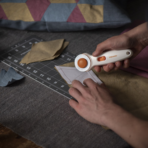 Fiskars Rotary Cutter & Mat Set-Rotary Cutter & Mat Set - 5A003KP3-1HG4L
