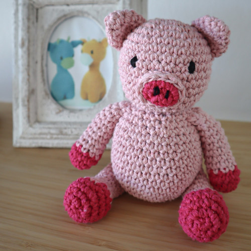 Hoooked Amigurumi DIY Kit W/Eco Barbante Yarn-Piglet Maggie - PAK327