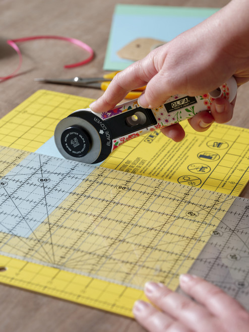 OLFA Classic Straight Handle Rotary Cutter 45mm-Floral - 5A002GC7-1GHWF OLFA Classic Straight Handle Rotary Cutter 45mm-Floral - 5A002GC7-1GHWF