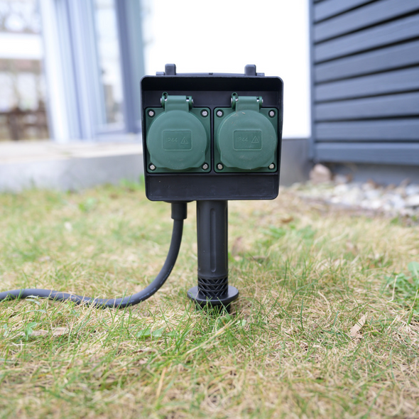 brennenstuhl Garden Socket Outlet / Outdoor Extension Lead 2-fold with earth spike (weatherproof plastic, outdoor socket outlet with waterproof housing, 1.4m cable) مشترك كهربائى للحدائق كاوتش بحربه بمخرجين 16 امبير وحماية ضد الماء