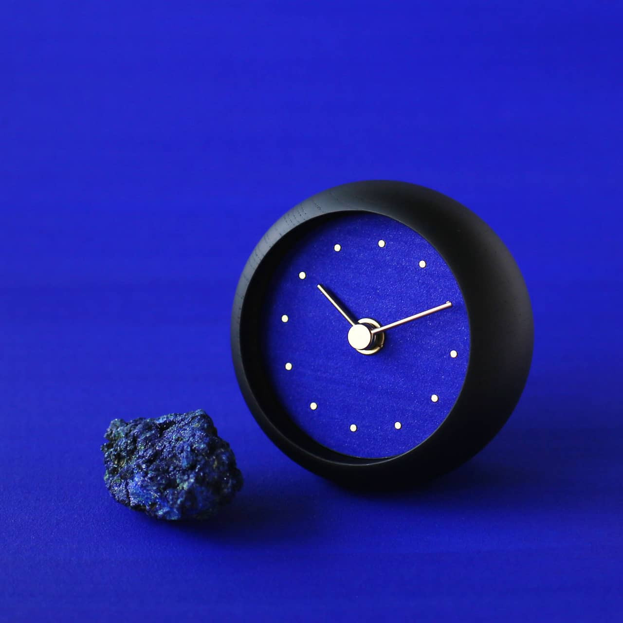 C-Brain Hanamokko Gunjo (Ultramarine Blue) Table Clock | Azurite