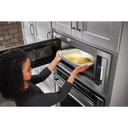 Kitchenaid® Four à micro-ondes à hotte intégrée à profil bas de 900 watts avec trousse de garniture étroite YKMBT5011KS