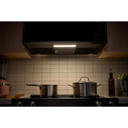 Kitchenaid® Four à micro-ondes à hotte intégrée à profil bas intelligent avec ventilateur double YKMML550RBS