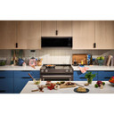 Kitchenaid® Four à micro-ondes à hotte intégrée à profil bas intelligent avec ventilateur double YKMML550RBS