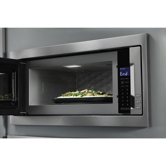 Kitchenaid® Four à micro-ondes à hotte intégrée à profil bas de 900 watts avec trousse de garniture étroite YKMBT5011KS