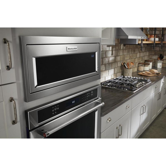 Kitchenaid® Four à micro-ondes à hotte intégrée à profil bas de 900 watts avec trousse de garniture étroite YKMBT5011KS