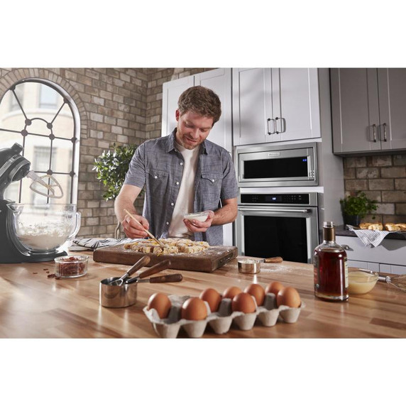 Kitchenaid® Four à micro-ondes à hotte intégrée à profil bas de 900 watts avec trousse de garniture étroite YKMBT5011KS