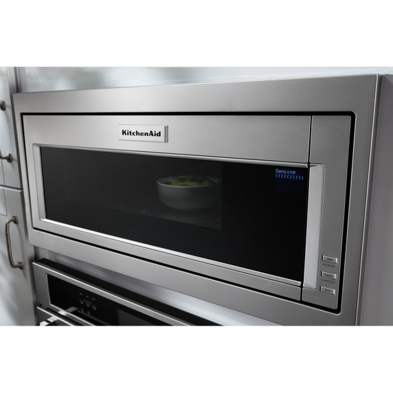 Four à micro-ondes à hotte intégrée à profil bas de 900 watts avec trousse de garniture étroite KitchenAid® YKMBT5011KS