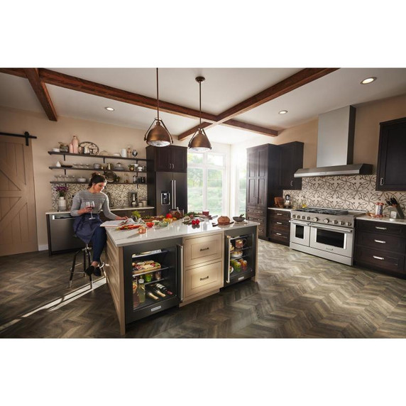 Kitchenaid® Réfrigérateur sous le comptoir avec porte en verre, tablettes à accents métalliques et fini PrintShield™ - 24 po KURL314KBS