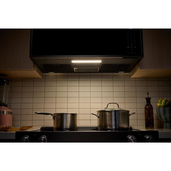 Kitchenaid® Four à micro-ondes à hotte intégrée à profil bas intelligent avec ventilateur double YKMML550RBS
