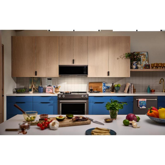 Kitchenaid® Four à micro-ondes à hotte intégrée à profil bas intelligent avec ventilateur double YKMML550RBS