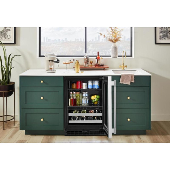 Kitchenaid® Centre de rafraîchissements avec porte en verre et porte-bouteilles à devant en métal - 24 po KUBR524SSB