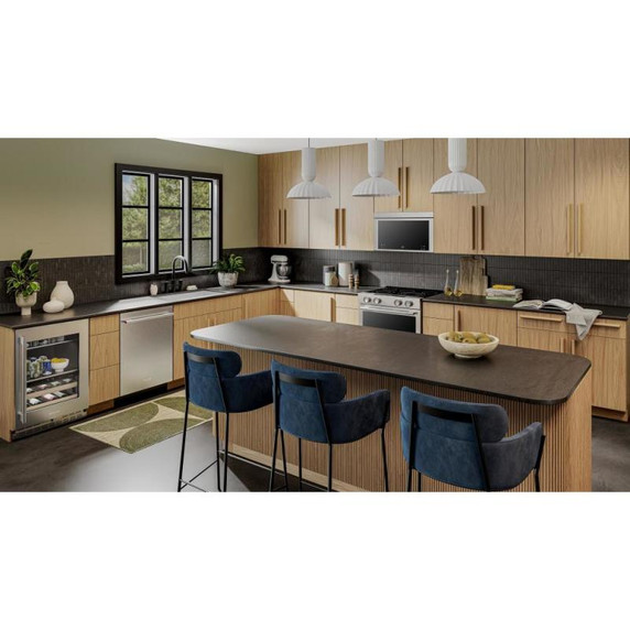 Kitchenaid® Centre de rafraîchissements avec porte en verre et porte-bouteilles à devant en bois - 24 po KUBR524SPS