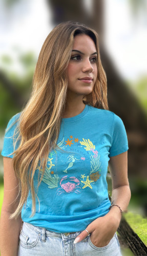 Coastal Wreath Original Woman's Fitted Tee in Aqua

The Crabby Mermaid Original Ladies Fitted Tee is the go-to tee that fits like a well-loved favorite, featuring a slim feminine fit, crew neck, and short sleeves. The perfect tee for any beach, ocean, or lover of the sea. The bright coastal design is exclusive to Crabby Mermaid. Pair this nautical-style tee with your favorite shorts or jeans for the perfect coastal vibe. This shirt also comes in royal blue, featuring a relaxed fit for a looser feel.

Fabric: 52% Cotton 48% Polyester
Color: Aqua