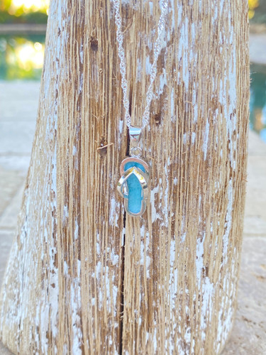 Life Is Better In Flip Flops Larimar and .925 Sterling Silver Necklace - 18"
Nothing says beach-lover better than flip flops, our Life is Better in Flip Flops Necklace in natural Larimar, and Sterling Silver is a must!!!
Flip Flop Pendant Dimensions: 1"