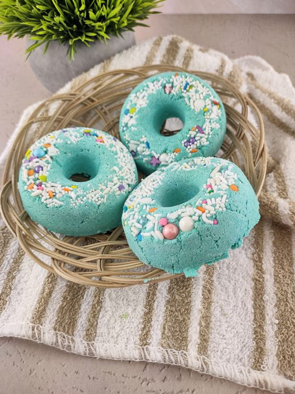 Unicorn Love Bubble Bar Donut



A sweet bouquet of mandarin orange, bergamot, and tangerine along with hints of fresh peaches, strawberries, and raspberries and white musk.

Topped with sugar sprinkles which can be removed prior to use or left on. They will end up melting in the warm bath water.
