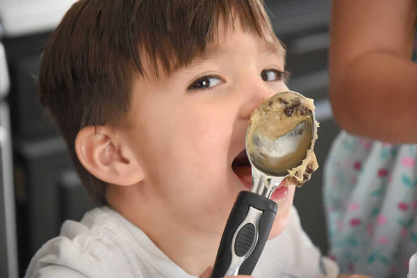 Kids LOVE to help in the kitchen.  Make your cookie baking project a family activity and enjoy cookies both raw and baked.  No eggs or dairy.