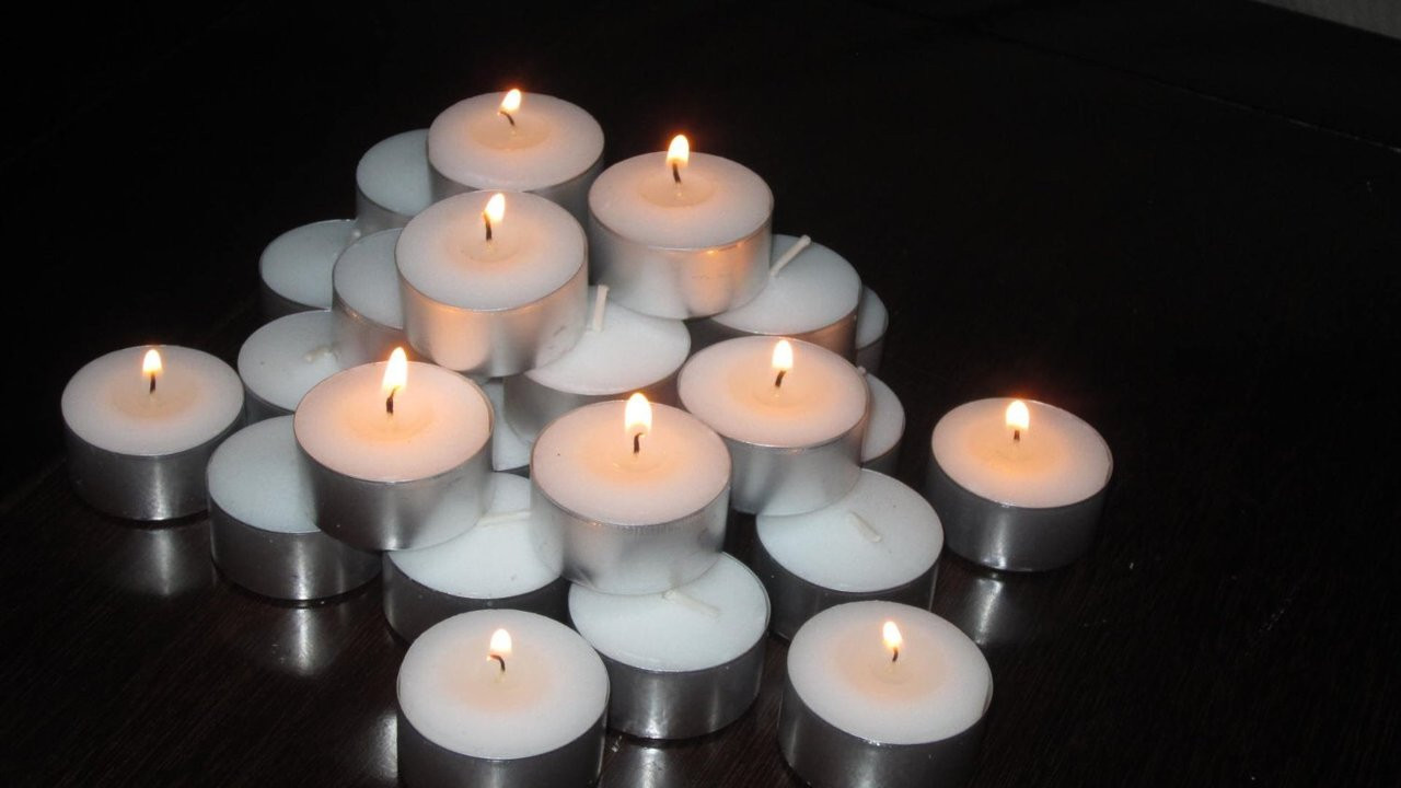 7 Hours Premium Long-Lasting Unscented White Tealight Candles in