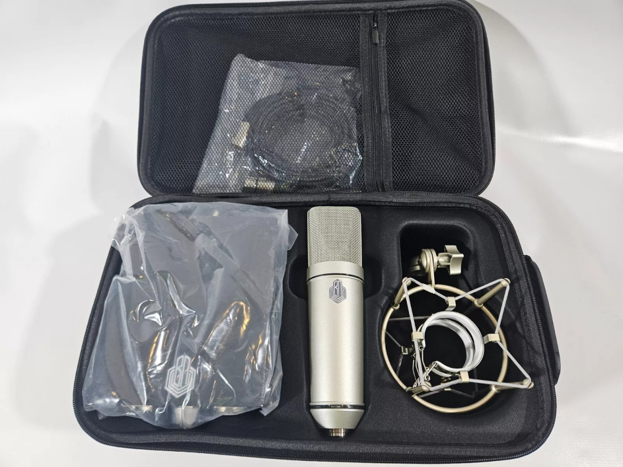 The BeesNeez BN251 - Classic Series Microphone