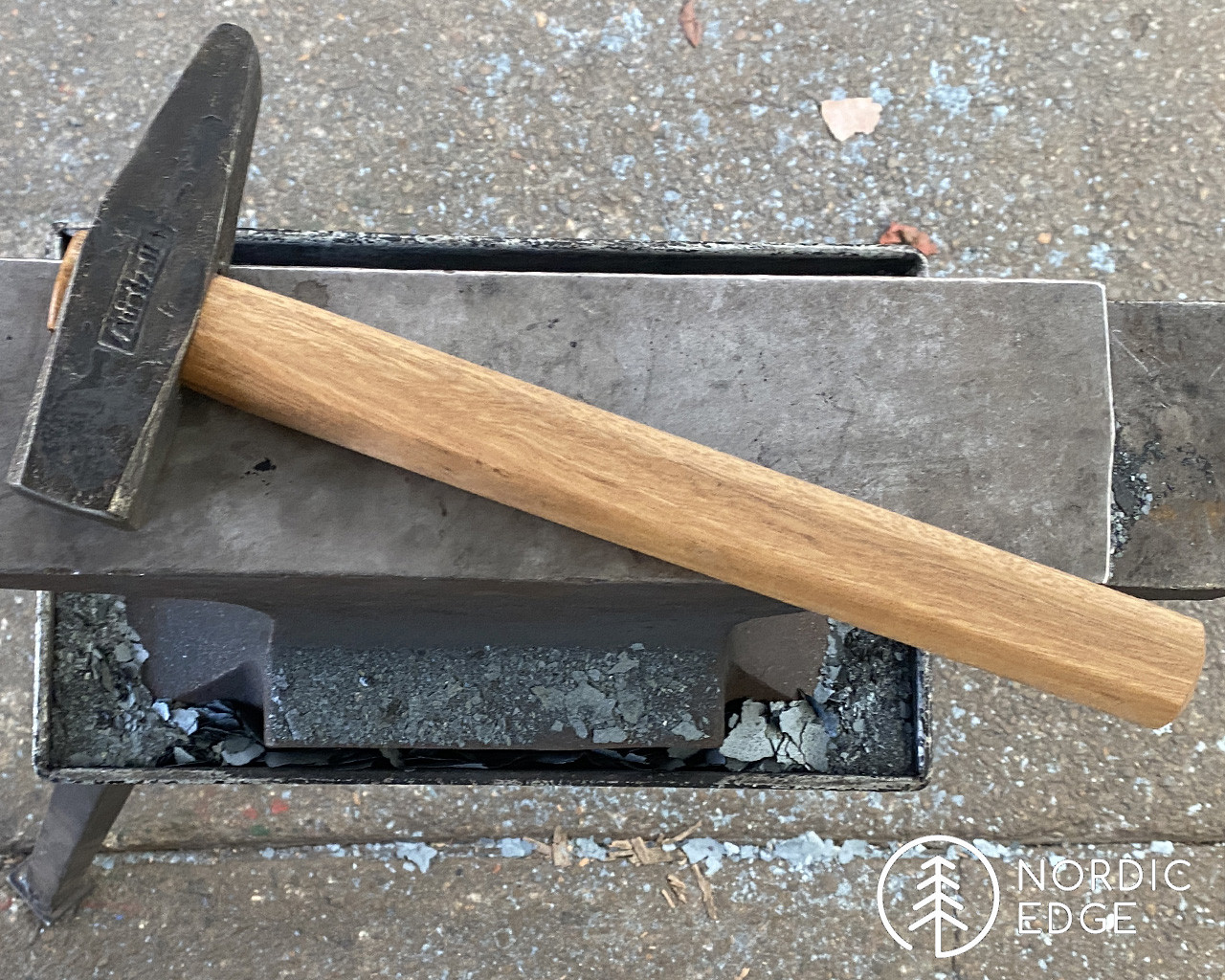 https://cdn11.bigcommerce.com/s-v52r0f6z/images/stencil/1280x1280/products/2305/11016/German-Cross-peen-hammer-2.2lb-plane-old-iron-spotted-gum-handle-2-nordicedge.com.au__24183.1670474773.jpg?c=2?imbypass=on