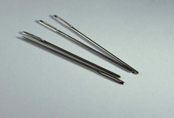 Blunt point saddle stitching needles with large eye for leatherwork
