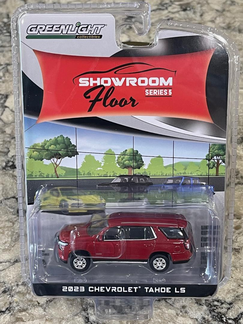 Greenlight 1:64 2024 Chevrolet Tahoe Bianco – Modello Diecast Showroom Floor