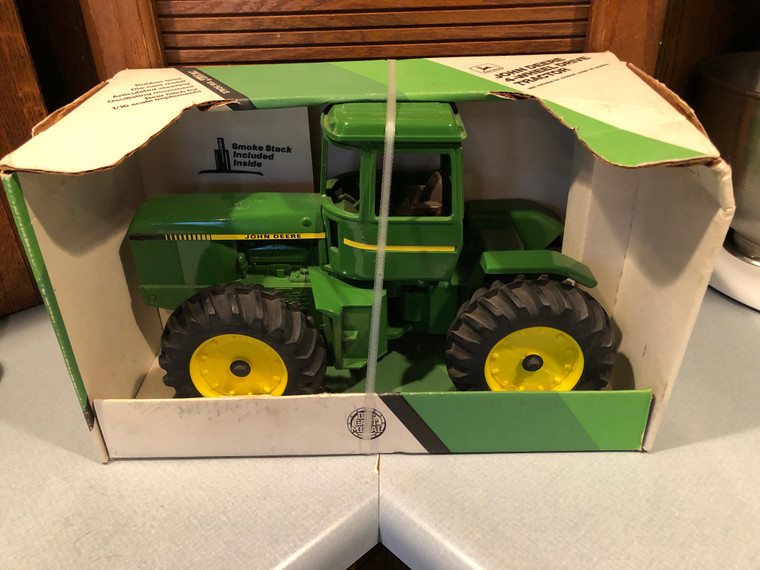 Ertl John Deere 4 Wheel Drive Tractor 1/16 New in Box