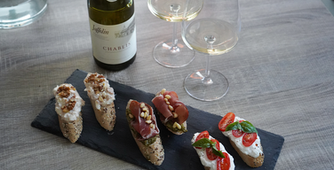 Recipe time: bruschetta & Jaffelin Chablis for a cozy evening with friends