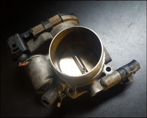 06B133062E THROTTLE BODY DRIVE-BY-WIRE VW  VOLKSWAGEN PASSAT 1.8