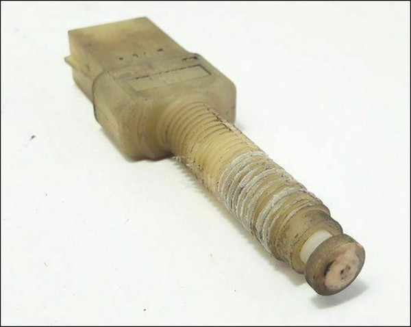 VW VOLKSWAGEN AUDI CLUTCH BRAKE LIGHT BRAKELIGHT BRAKE LIGHT SWITCH OEM GENUINE 443945515 2-PIN 80 90 COUPE V8 100 200 A4 B5 A6 C4