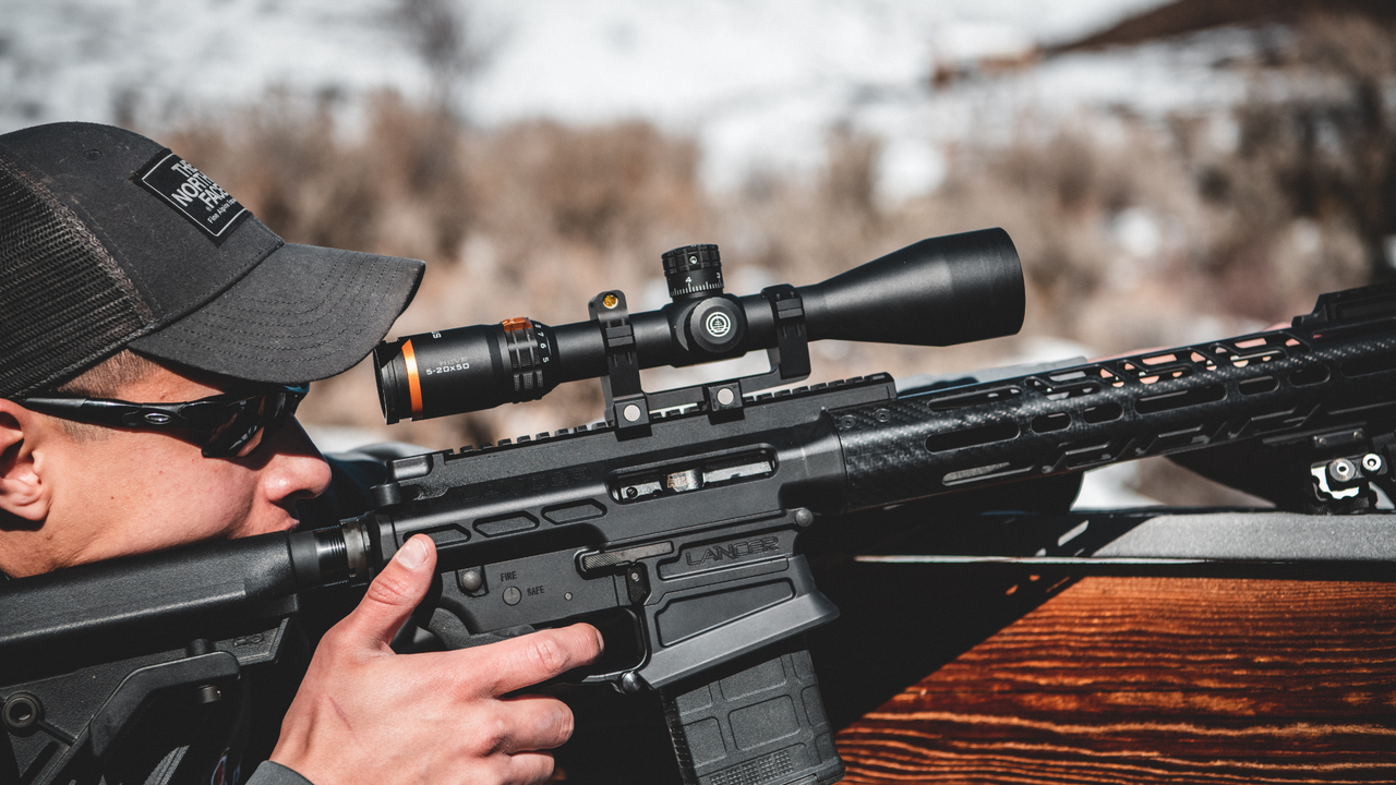 Rifle equipped with a HoVR 5-20 optic
