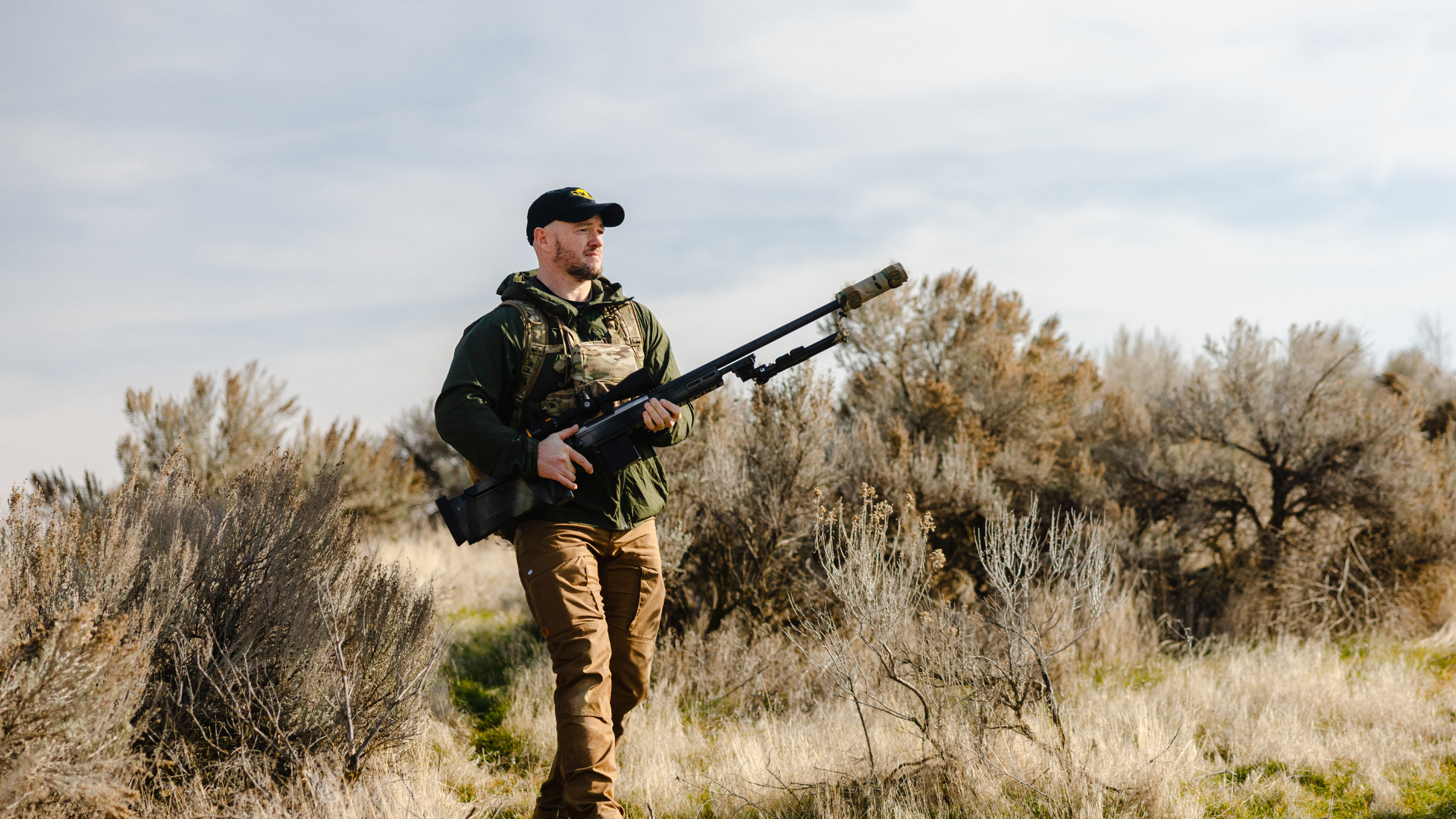 Man carrying weapon with Horus TREMOR9 Reticle