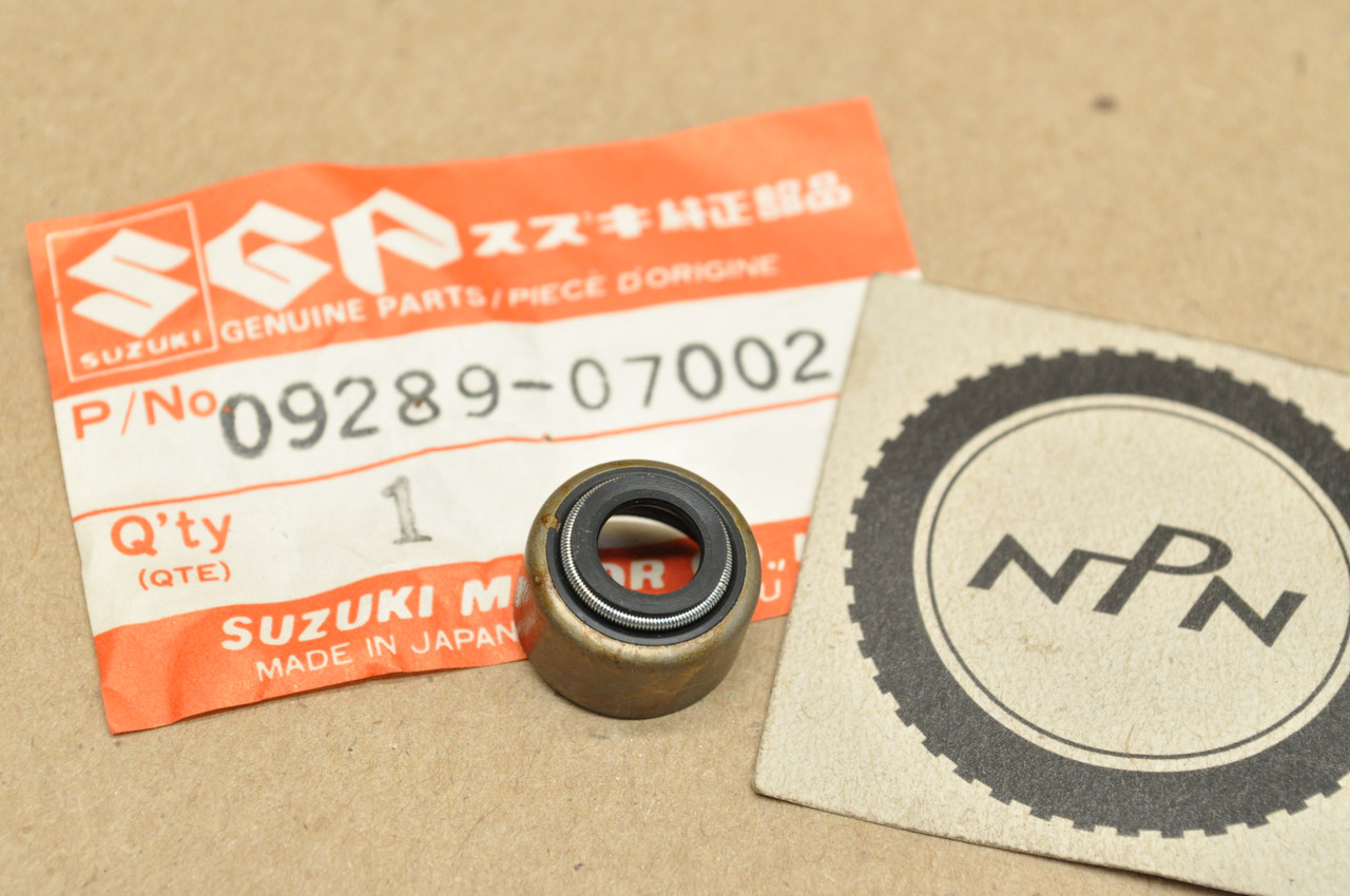 NOS Suzuki DR650 GN400 GR650 GS1100 GS450 GS650 GS750 LS650 SP370 SP500 SP600 VS1400 Valve Stem Seal 09289-07002
