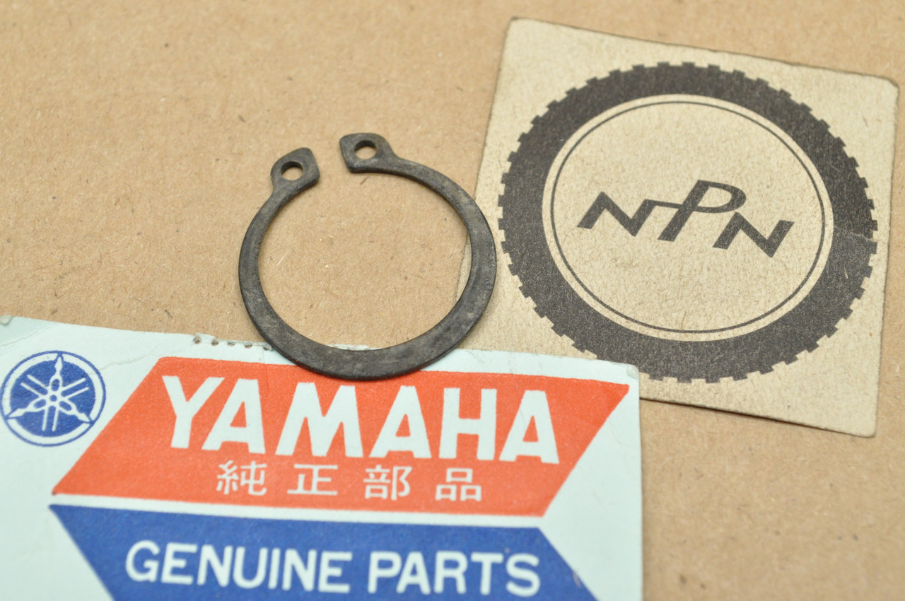 NOS Yamaha TW200 XC125 XT500 YFA1 YFM125 Circlip 99009-22400