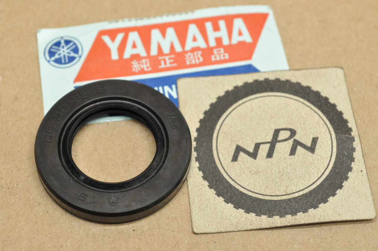 NOS Yamaha YZ125 YZ250 YZ490 Front Wheel Axle Oil Seal 93106-20021