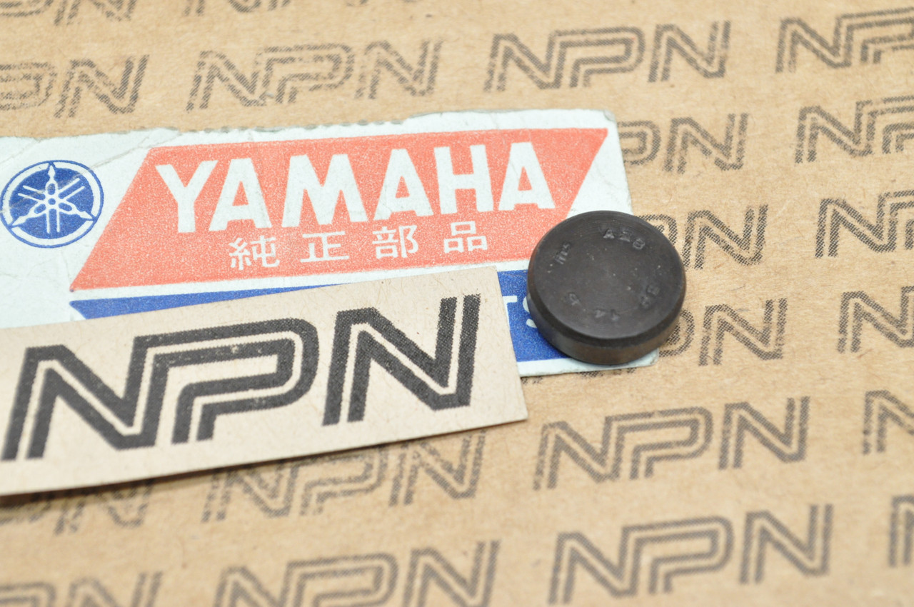 NOS Yamaha 1974-75 TA125 1982 XJ1100 1978-81 XS1100 Plug 90338-14004