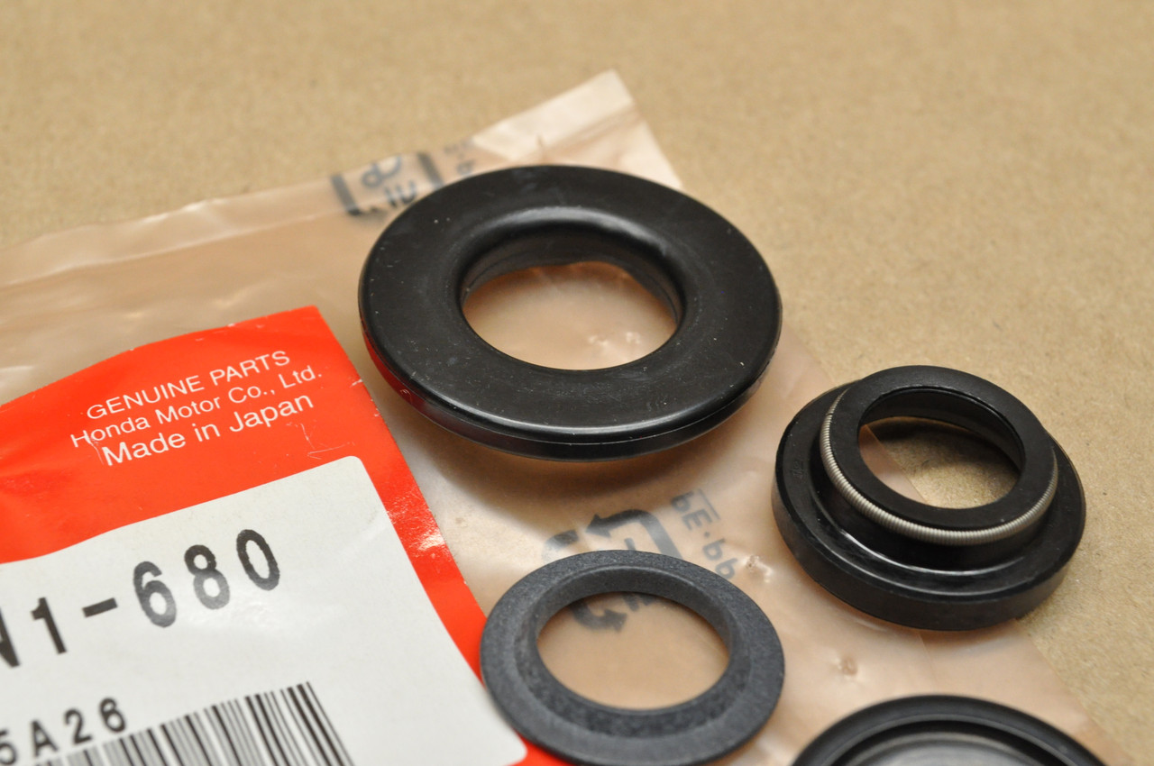 NOS Honda CR250 CR500 CR80 XR400 XR600 Shock Absorber Oil Seal Set 52436-MN1-680