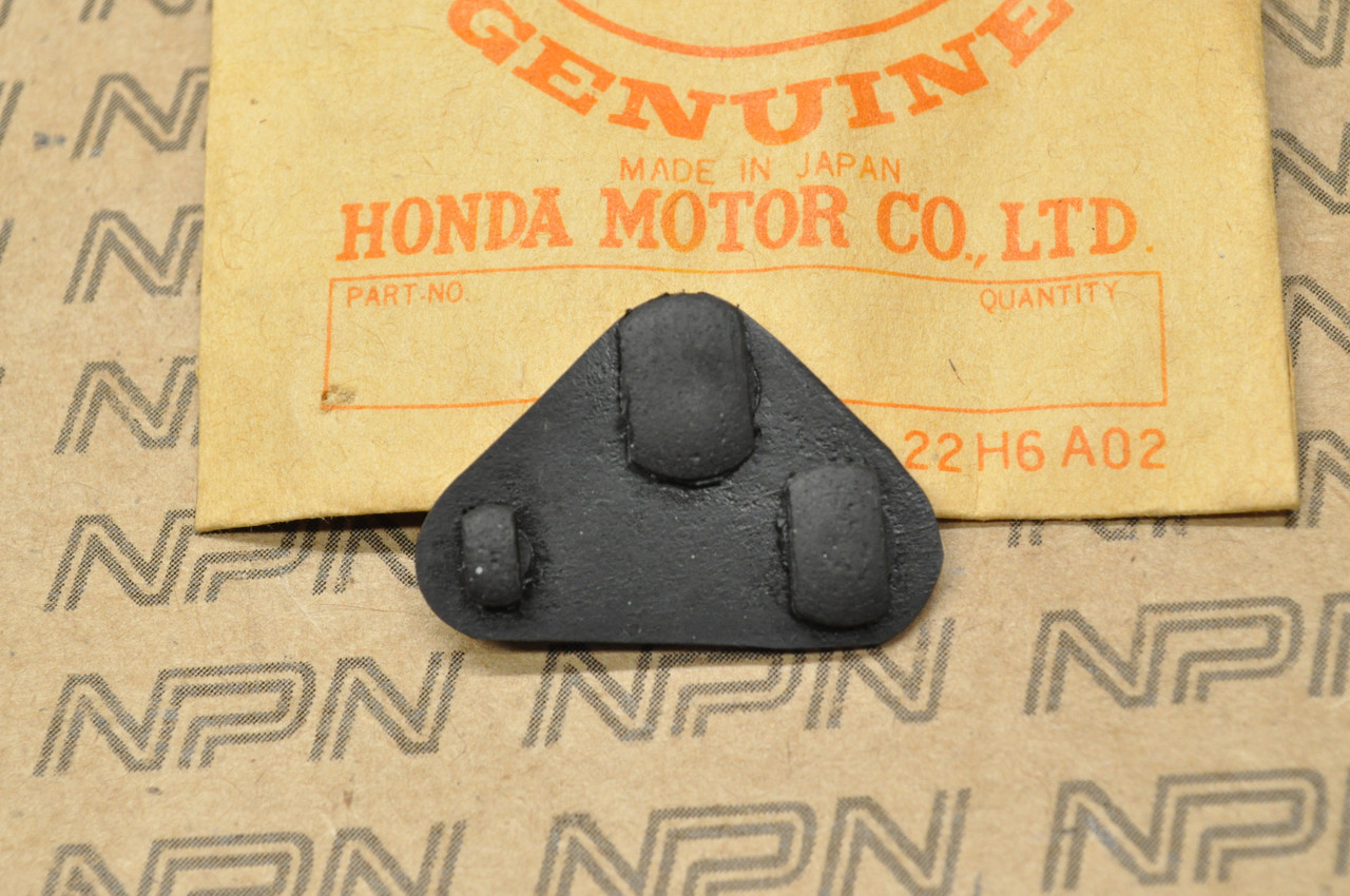 NOS Honda C110 CA110 C200 CA200 Rear Fender Left Grommet Plug 50328-022-000