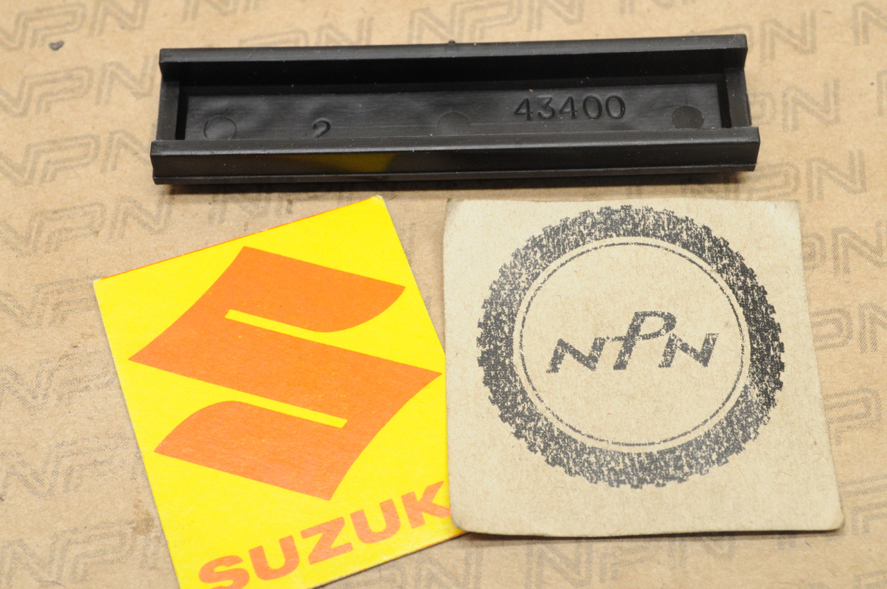 NOS Suzuki 1983-86 GS550 Handlebar Pad Emblem 68281-43400