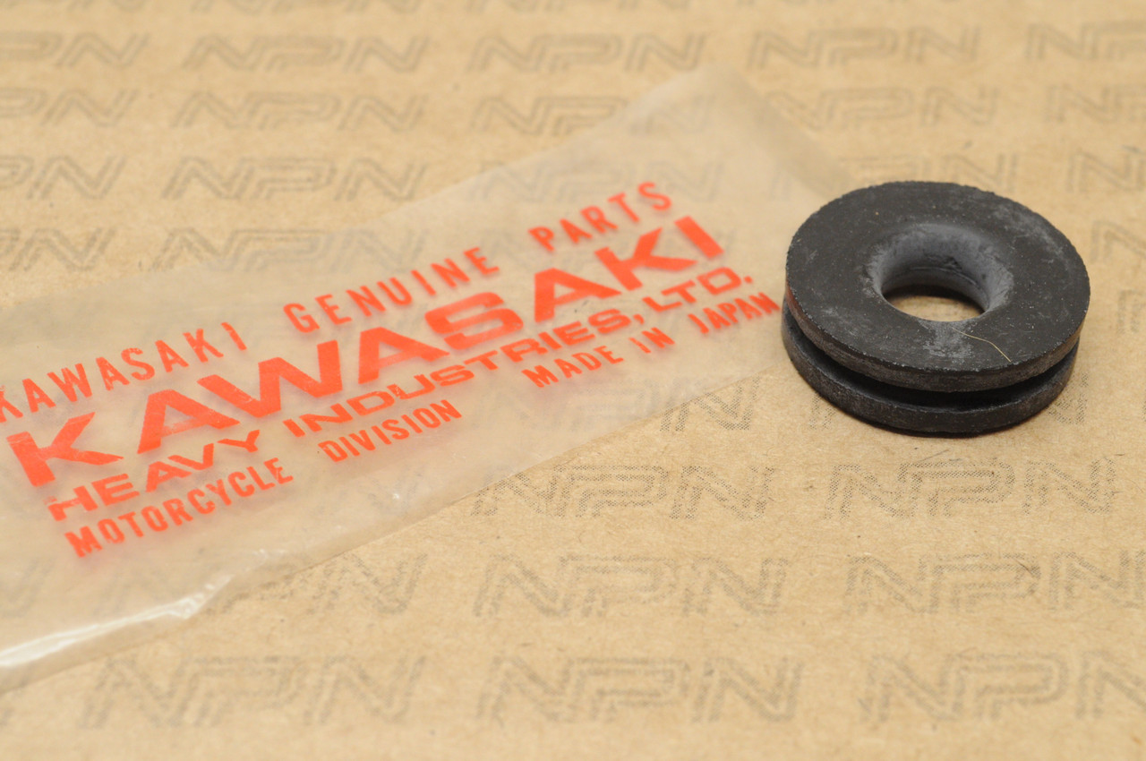 NOS Kawasaki EL250 EN500 ER500 EX500 F11 G3SS G3TR G5 H1 Grommet 92071-056