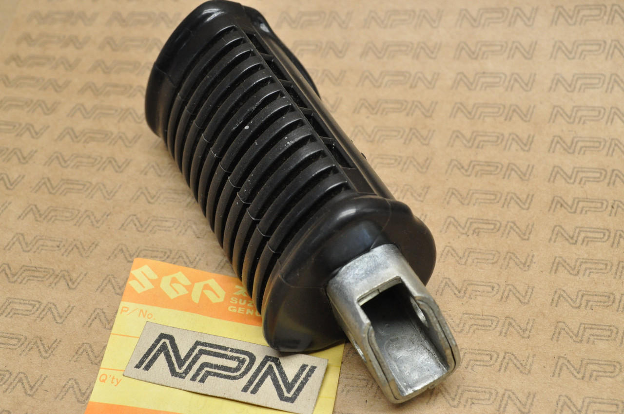 NOS Suzuki 1980-81 GN400 Right Front Foot Rest Peg Pillion Rubber 43550-37300