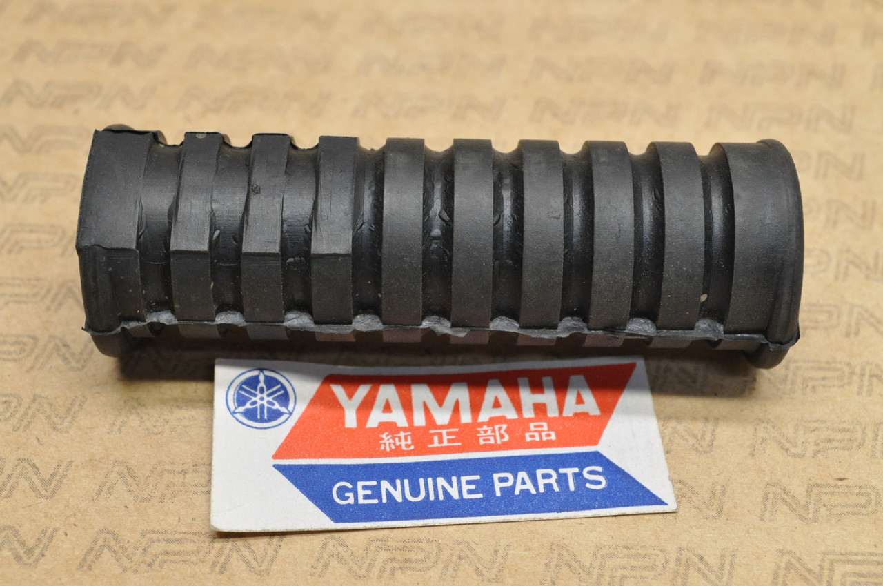 NOS Yamaha R3 YDS3 YM1 YR1 YR2 Rear Foot Rest Peg Rubber Cover 156-27433-00