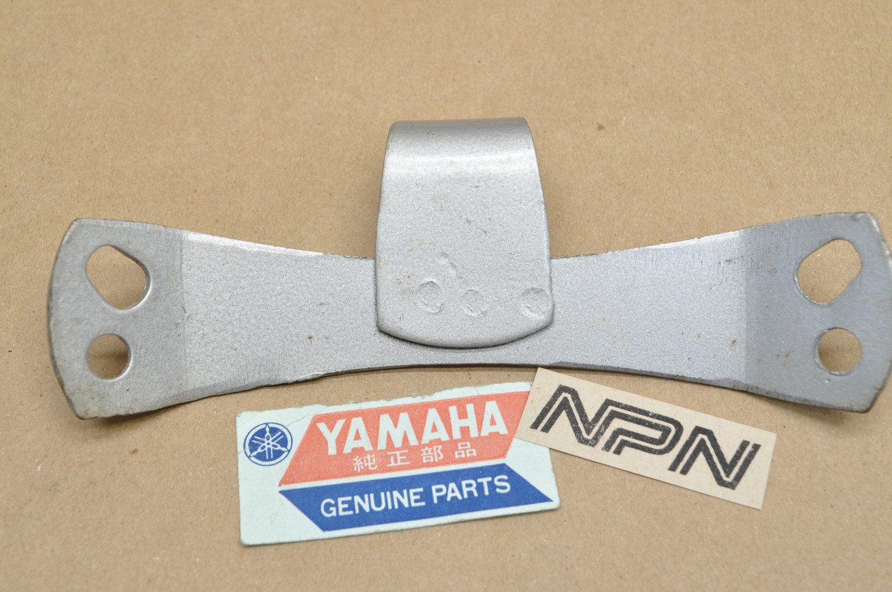 NOS Yamaha AT1 AT2 CT1 DT1 HT1 RT1 Front Fender Stay Bracket 284-21513-00-35